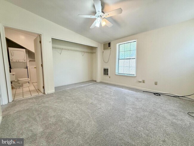 Building Photo - 604 Primos Ave