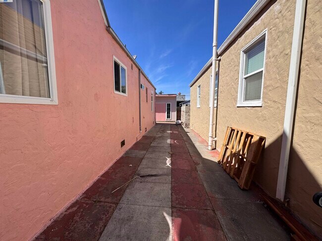 Building Photo - 1527 77th Ave