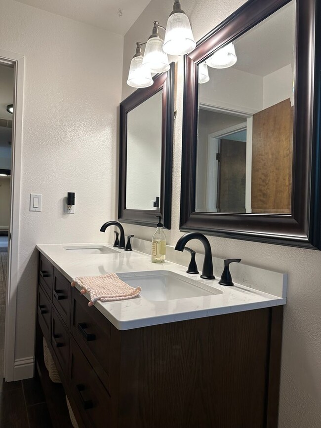 Building Photo - Beautifully maintained home in a peaceful setting