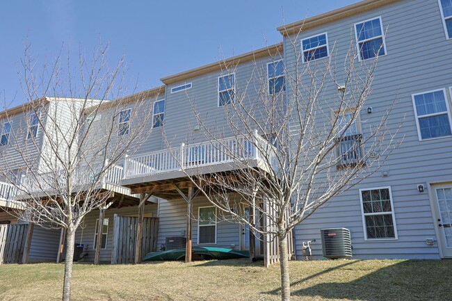 Building Photo - Move-in ready Townhome in Wenworth Green C...