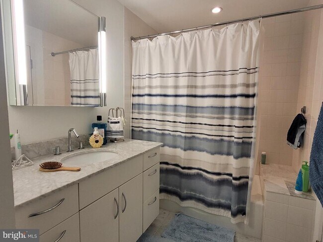 Building Photo - 219 S 18th St