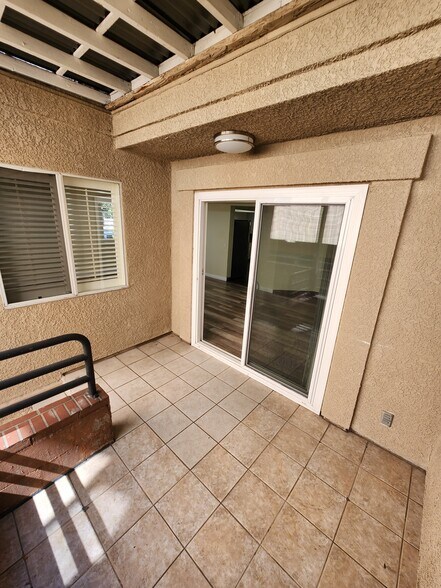Building Photo - 420 Riverdale Dr