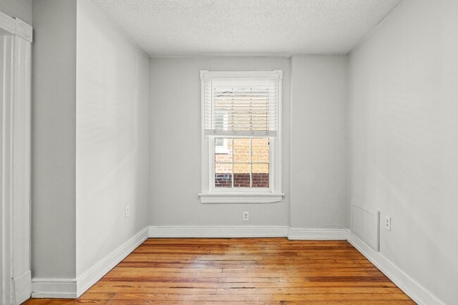 Building Photo - 2605 Parkwood Ave