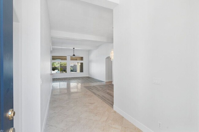 Building Photo - 4 bed, 2.5 bath single-story home in the g...