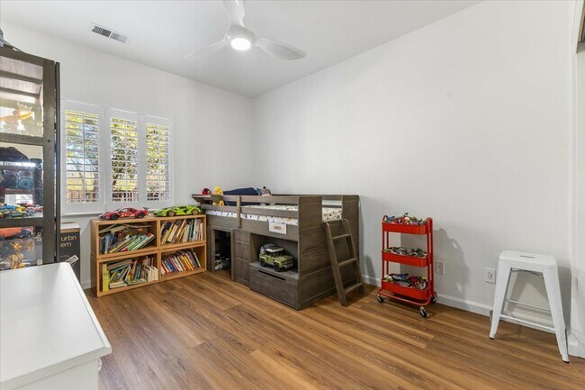 Building Photo - 302 Laurel Ct