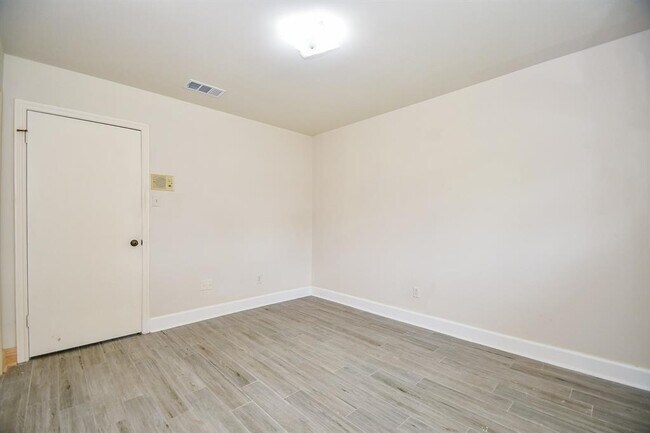 Building Photo - 3007 Broadmoor Dr