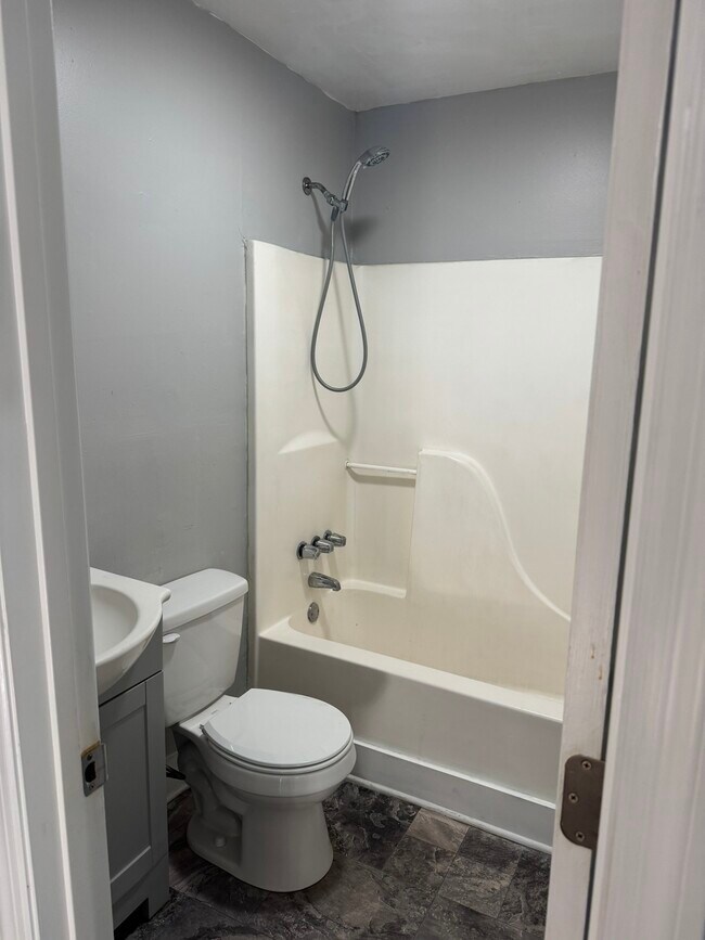 Building Photo - 1609 17th Ave N