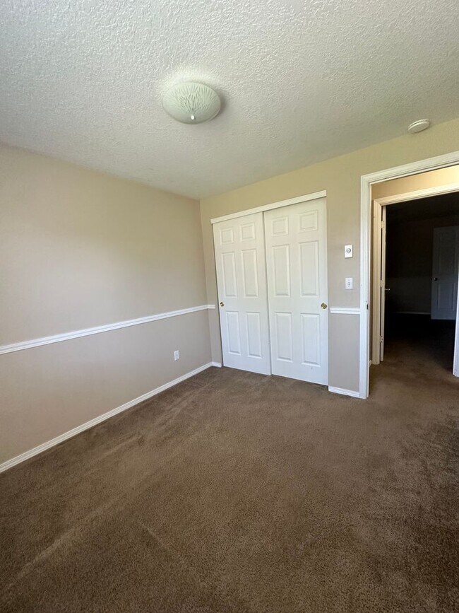 Building Photo - 3025 SW Reindeer Ave