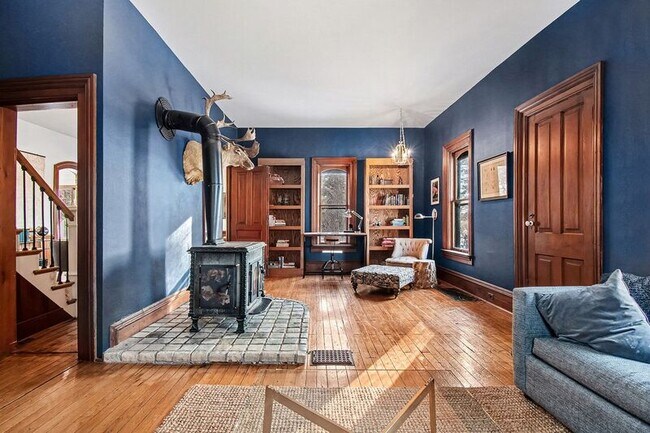 Building Photo - 704 24th Ave