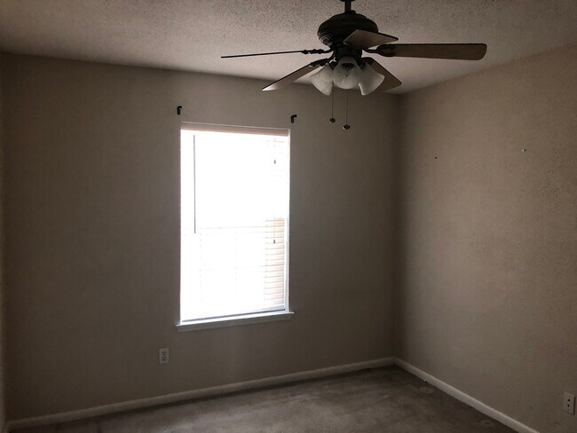 Building Photo - College Station - 2 bedroom 1 bath Duplex