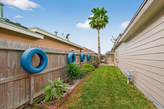 Building Photo - 6901 Anastasia Dr