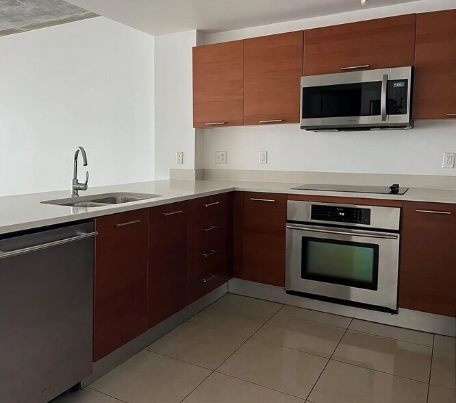 Building Photo - 3250 NE 1st Ave