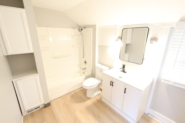 Building Photo - 991 Diana Ave