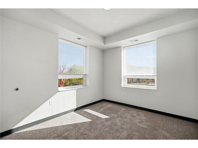 Building Photo - 2318 Jefferson St NE