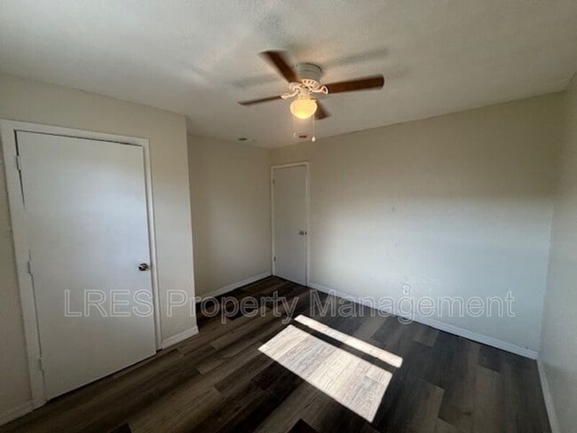 Building Photo - 2204 W Pine St