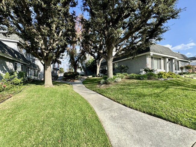 Building Photo - 2-Bedroom Condo in a Central Anaheim Location