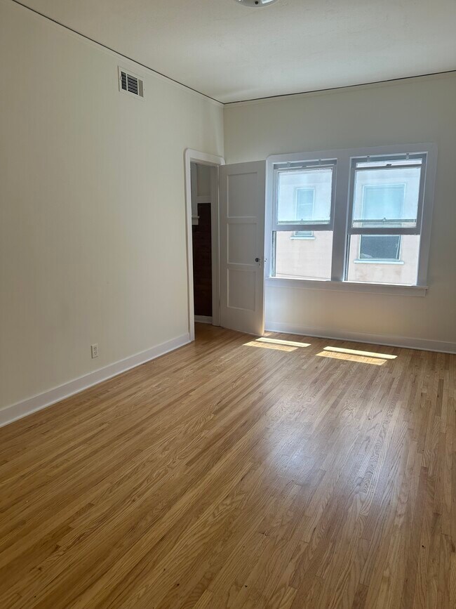 Building Photo - 358 N Gardner St