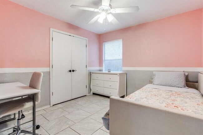 Building Photo - 3616 Sand Dunes Ave