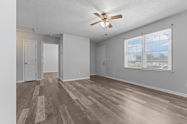 Building Photo - Charming 2 Bedroom Apartment
