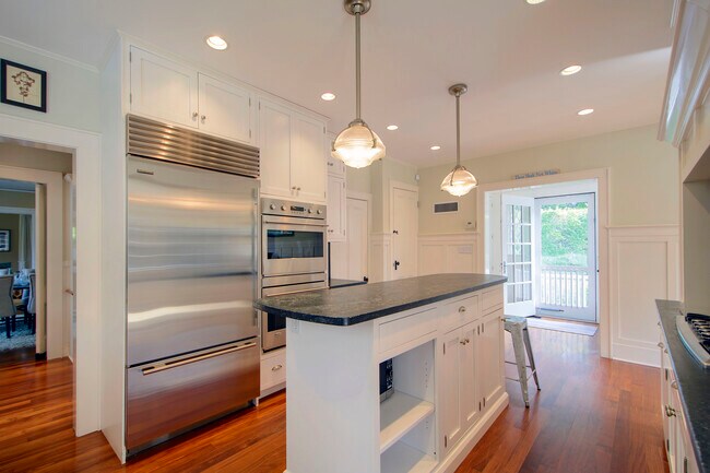 Building Photo - 35 Huntting Ln