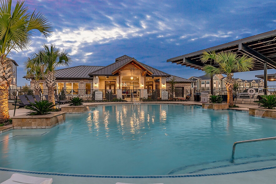 Resort Style Pool & Outdoor Lounge - Ventana Plum Creek
