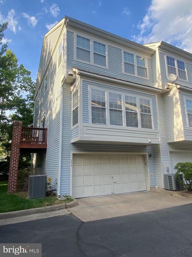 Building Photo - 4070 Fountainside Ln