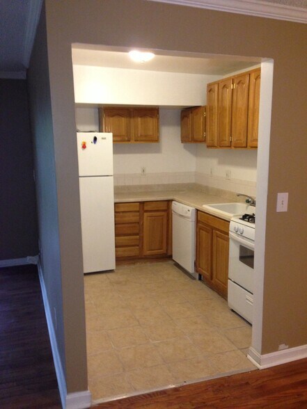 Kitchen - 2610 Wade Rd SE