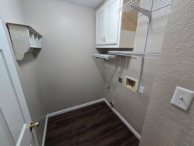 Building Photo - 2609 Classic Ct E