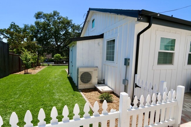 Building Photo - NEWLY Designed & Furnished Modern Farmhous...