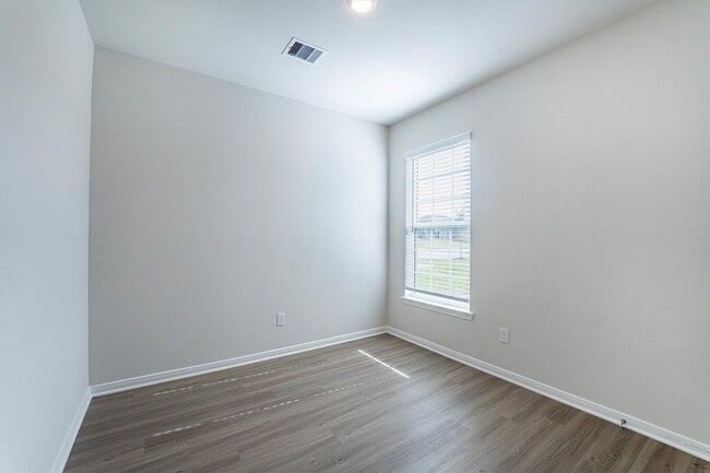 Building Photo - 15419 Maple Ter Dr