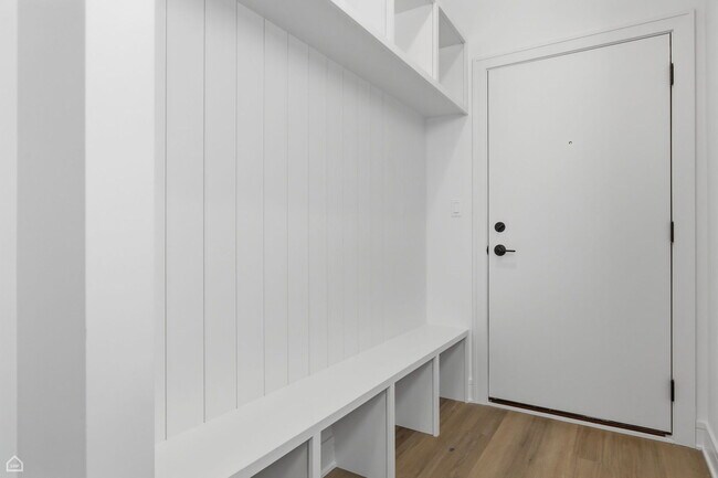 Building Photo - 4841 S Prairie Ave