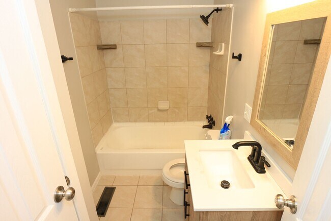 Building Photo - Three Bedroom Lafayette Home!