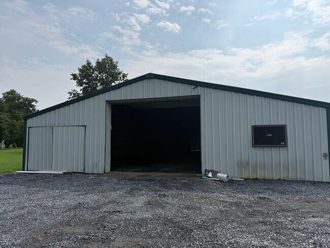Building Photo - 1695 Louser Rd