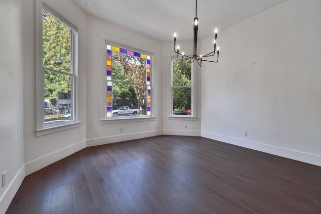 Building Photo - Fully Updated 2BR/2BA Victorian with Priva...