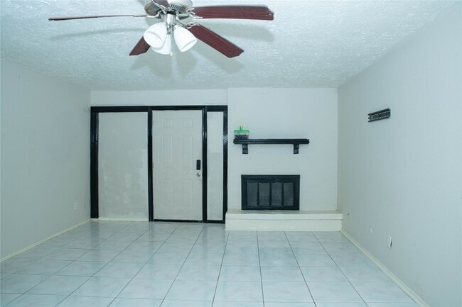 Building Photo - 6411 S Briar Bayou Dr