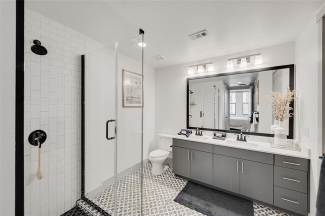 Building Photo - 1414 N Shepherd Dr