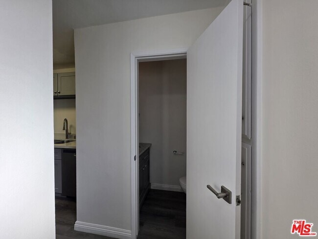 Building Photo - 517 N Francisca Ave