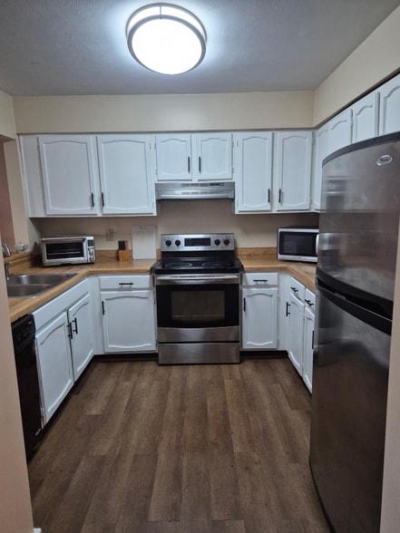 Building Photo - 250 Misty Point Ln