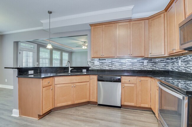 Building Photo - Updated 4 Bedroom 2.5 Bath