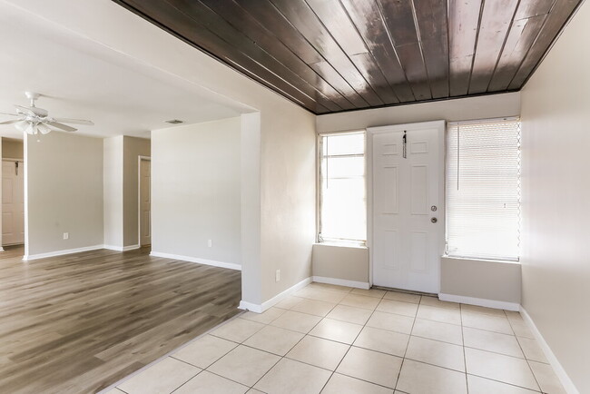 Building Photo - 811 SW 28th Terrace