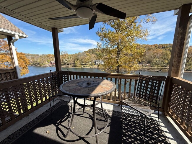 Building Photo - Penthouse Fully Furnished - Lakeview 2 Bedroom Condo