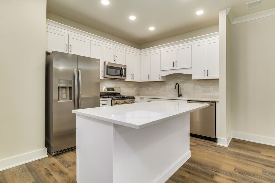 Building Photo - 520 N De Villiers St