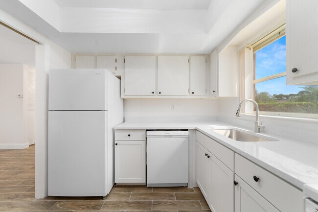 Building Photo - 2567 Dudley Dr W