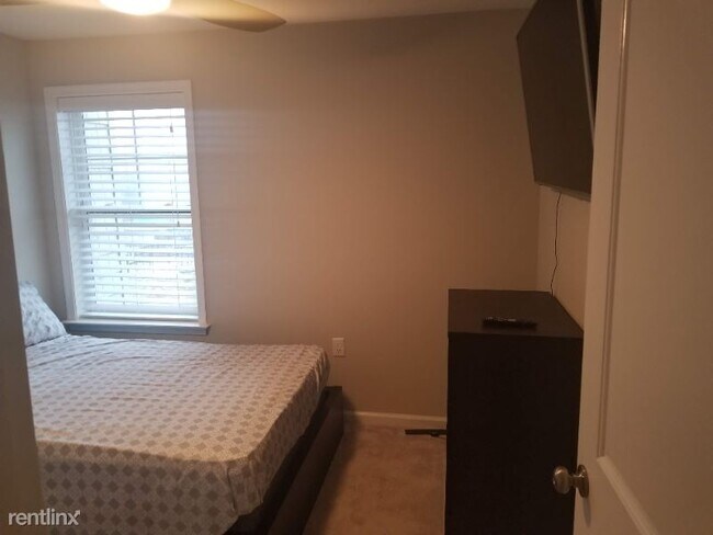 Building Photo - 4 br, 3.5 bath Townhome - 4 Woodcrest Dr SE