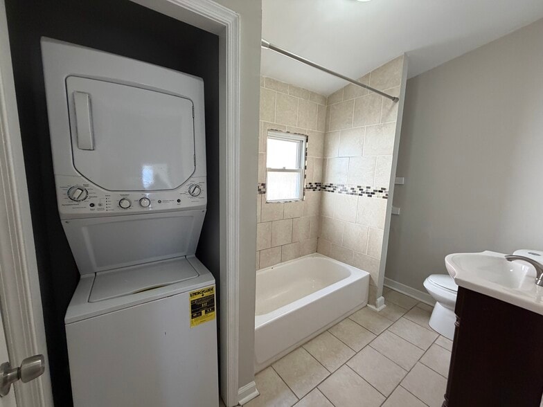 Building Photo - 2015 Fernon St