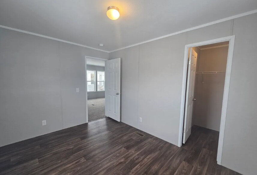 Building Photo - 725 Oak Ln