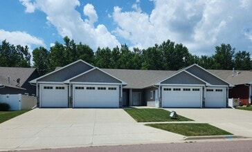 Building Photo - Three bedroom two bath w/ triple garage