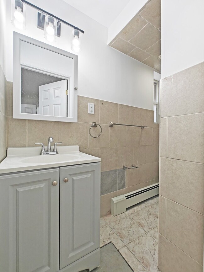 Building Photo - Spacious Fully Renovated Corner-Home Available Now!