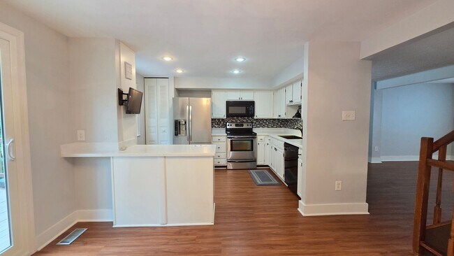 Building Photo - Beautiful Newington Forest Townhome