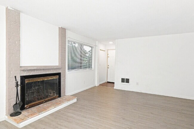 Building Photo - Renton 2 Bedroom in Great Location Available!